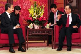 Zapatero, junto al primer ministro chino, Wen Jiabao. | Ap