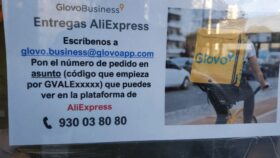 Cartel de Glovo sobre entregas de AliExpress
