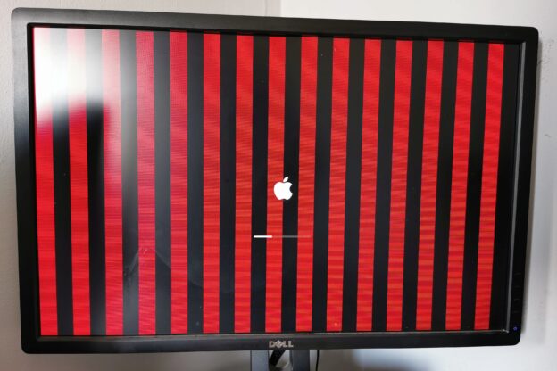 Mac Pro arrancando con rayas rojas verticales