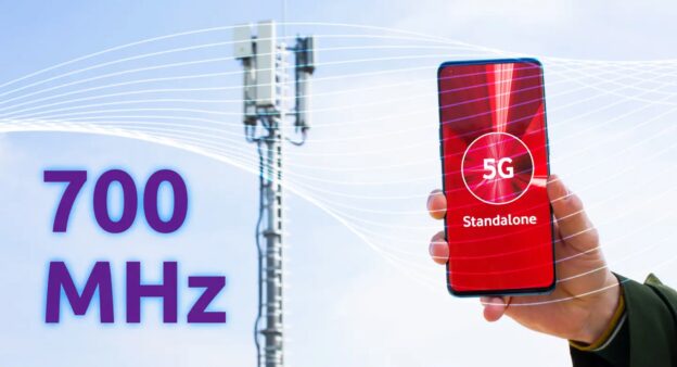 Móvil 5G SA de Vodafone junto antena
