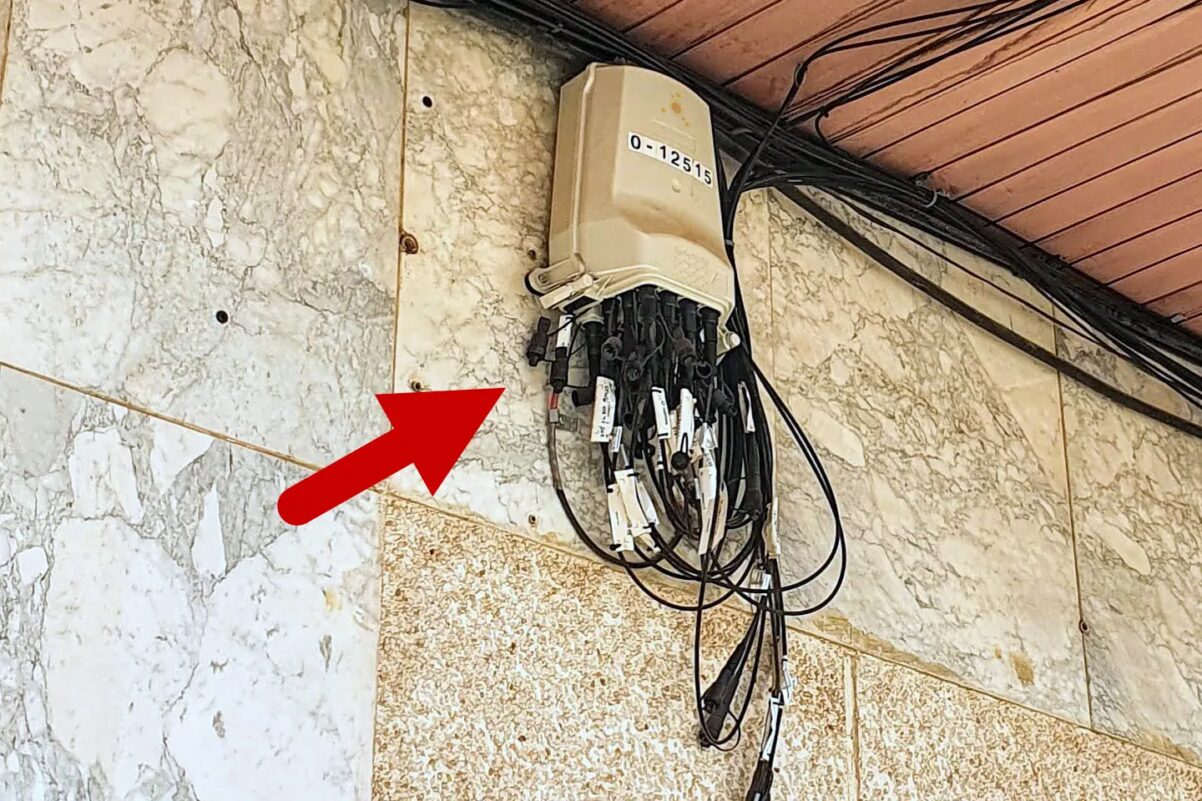 Solucionado: ¿Cómo se extrae el cable de fibra óptica de esta ONT de  Movistar? - Comunidad Movistar
