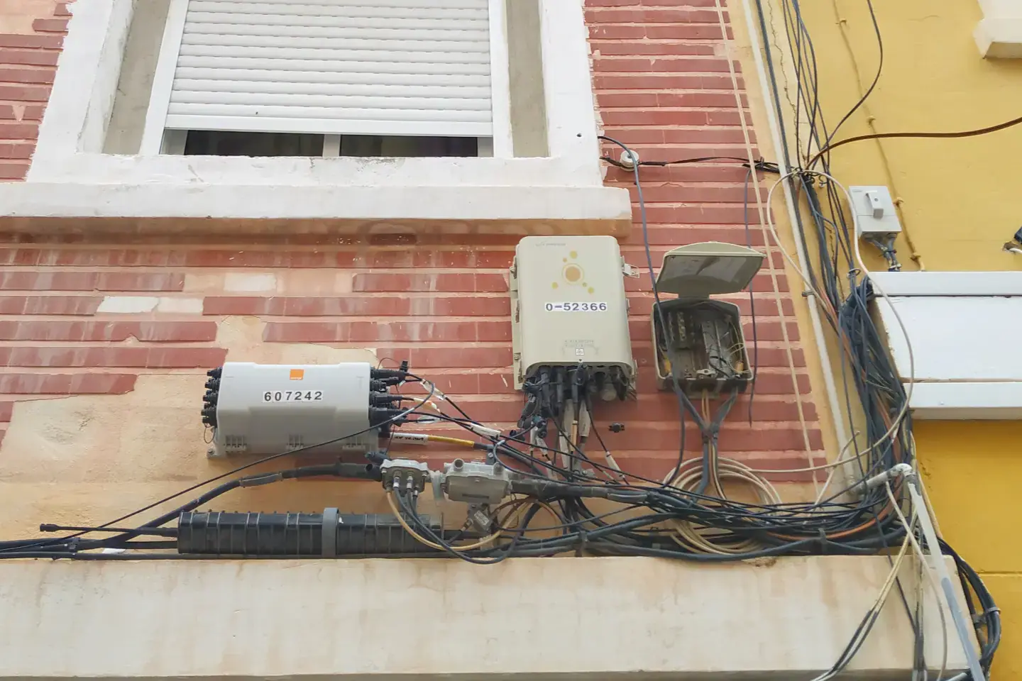 CTO en fachada con acometidas verticales de fibra