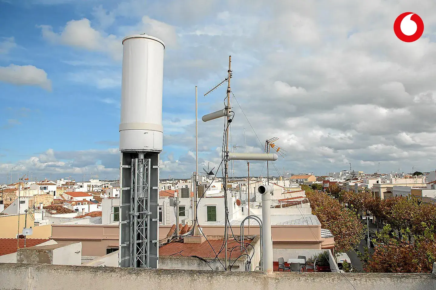 Antena cilíndrica blanca camuflada de Vodafone