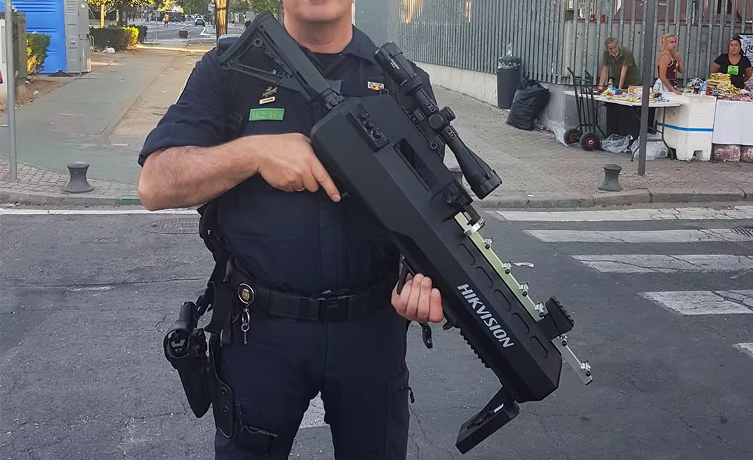 Policia con Hikvision D04JAI Jammer
