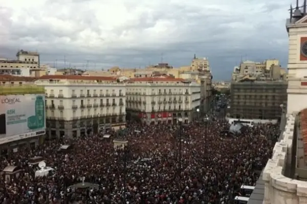 http://es.globedia.com/imagenes/noticias/2011/5/17/manifestantes-inician-asamblea-decidir-acampan-noche-puerta-sol_1_711709.jpg