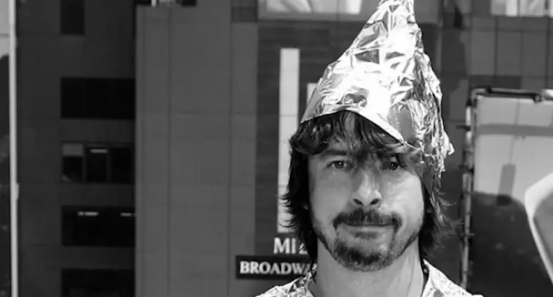 gorros-aluminio-dave-grohl.jpg