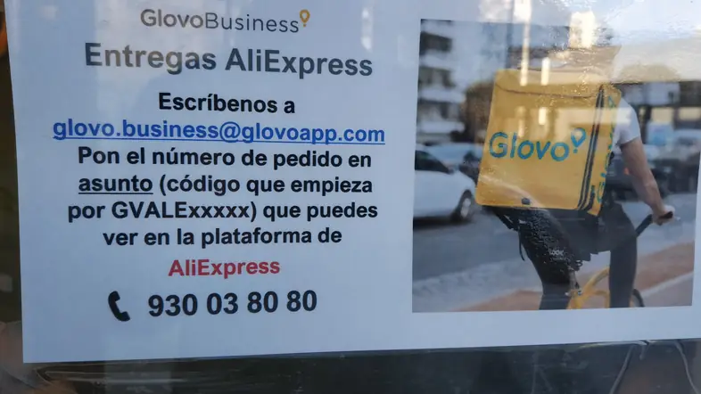 Cartel de Glovo sobre entregas de AliExpress