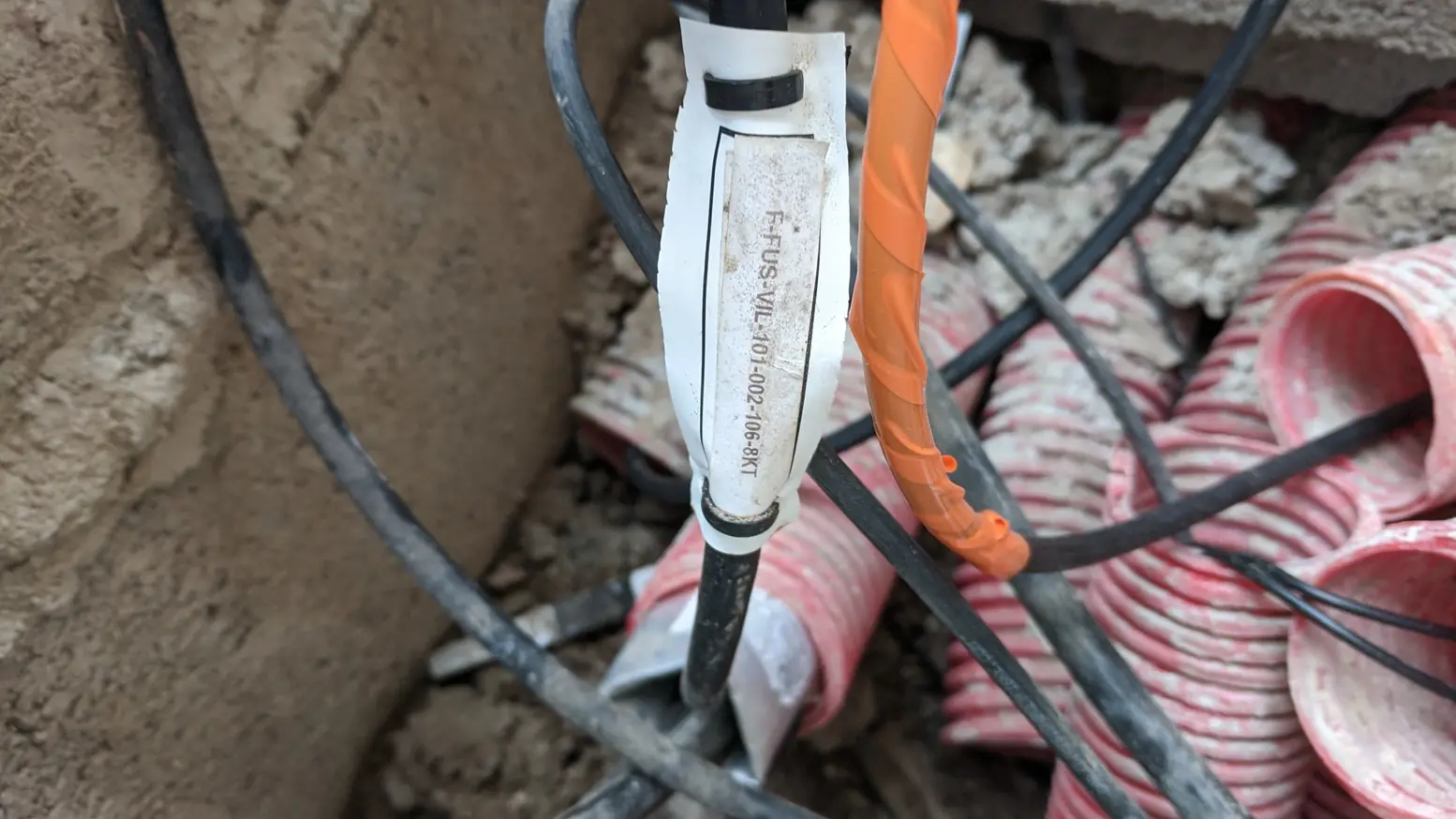 Etiqueta en cable de fibra en arqueta