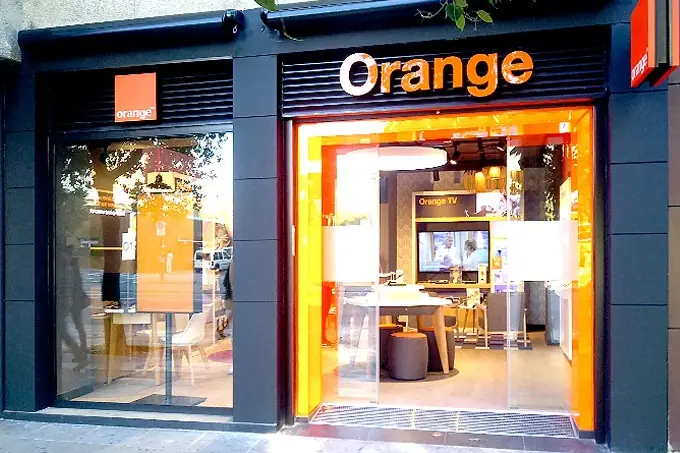 tienda-orange-sevilla-calle-luis-morales.webp