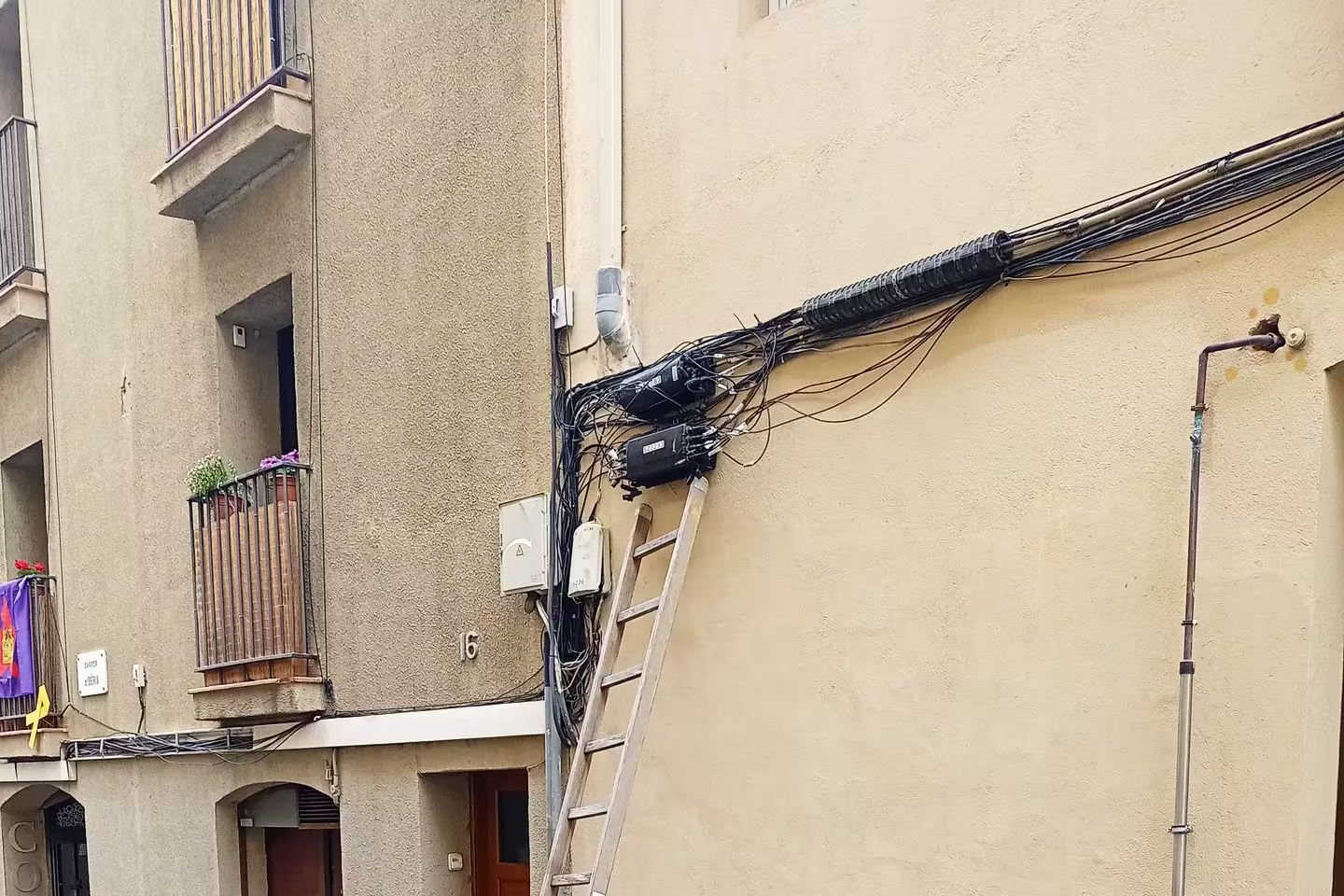 Instaladores poniendo fibra en fachada