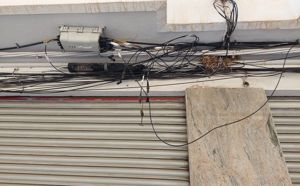 CTO con cables en fachada