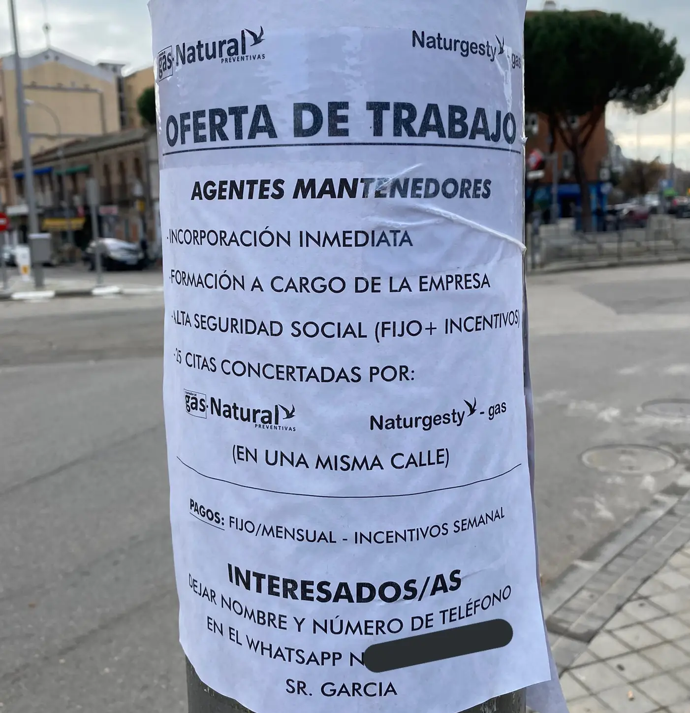 Cartel Naturgesty en farola