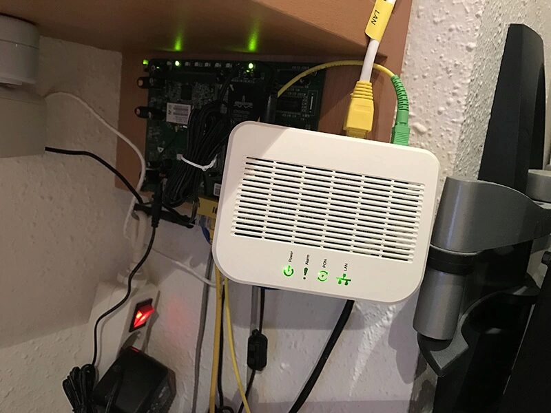 Cómo sustituir el cable de fibra que va de la roseta al router