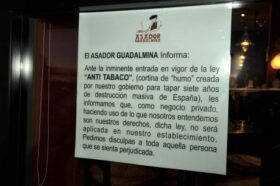Cartel del restaurante donde se anuncia que se permite fumar en el interior. | J. Martín
