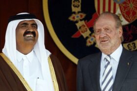 El Rey, con el emir de Qatar. | Susana Vera / Reuters