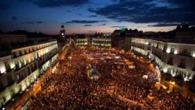 http://2.bp.blogspot.com/-rPPPhcUhOzA/TdqW44pu76I/AAAAAAAAAbQ/qR6ONjN00Fs/s1600/PUERTA-SOL-manifestantes-politico-Espana_CLAIMA20110520_0191_4.jpg
