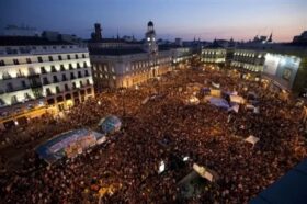 http://javigp.files.wordpress.com/2011/07/puerta-del-sol-marcha_indignada.jpg