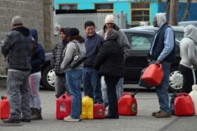 La gente hace cola para llevarse combustible en NY.| Afp