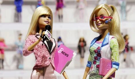 Barbie, vestida para sus nuevas profesiones.| Reuters